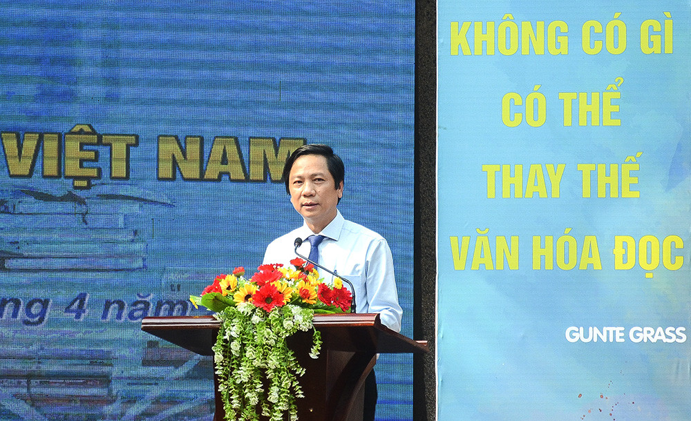 Thay mặt l&atilde;nh đạo tỉnh, Ph&oacute; Chủ tịch UBND tỉnh Ho&agrave;ng Nam biểu dương những nỗ lực của c&aacute;c sở, ban, ng&agrave;nh và các cơ quan, đơn vị li&ecirc;n quan đ&atilde; c&oacute; nhiều đ&oacute;ng g&oacute;p cho sự ph&aacute;t triển văn hóa đọc của tỉnh nhà